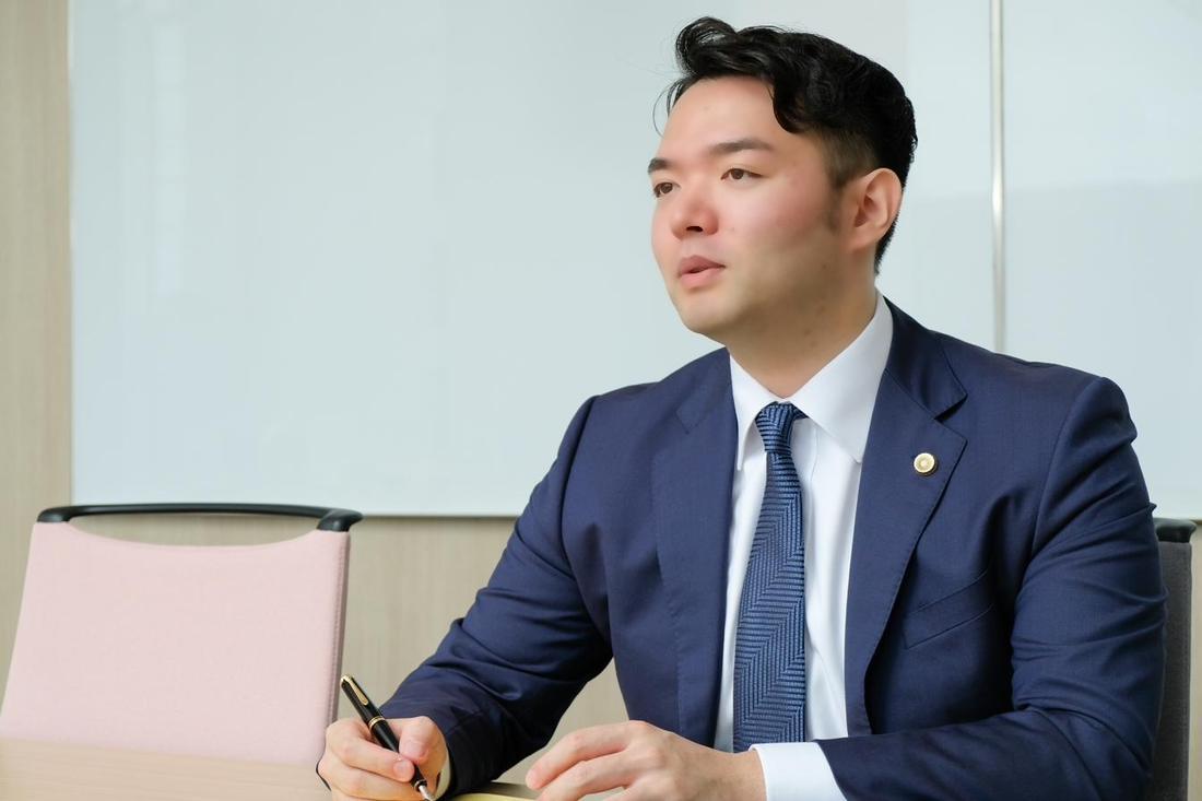 正しい初動を説明する弁護士